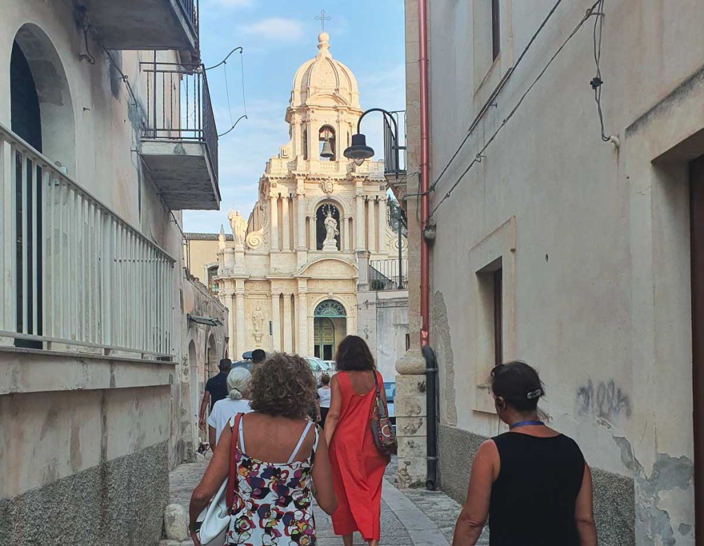 visita guidata a Scicli. Nello sfondo la chiesa di San Bartolomeo